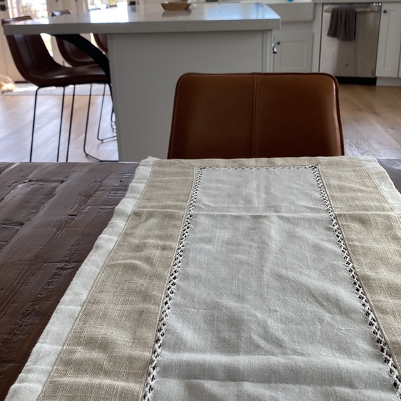 Nicole Miller linen table runner - Picture 2 of 7